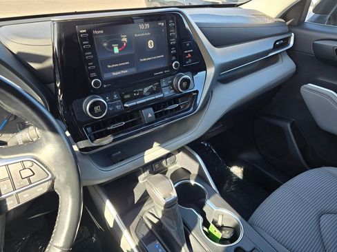 Used 2021 Toyota Highlander LE image 29