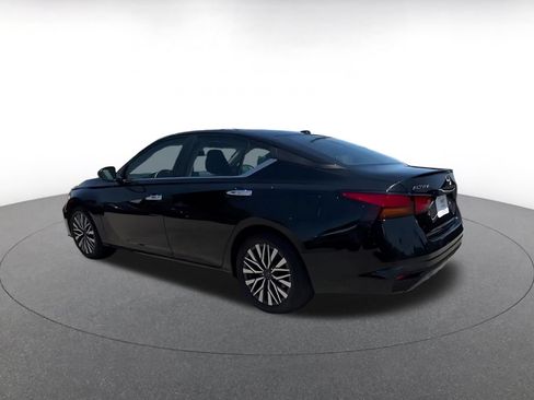 Used 2025 Nissan Altima 2.5 SV FWD image 9