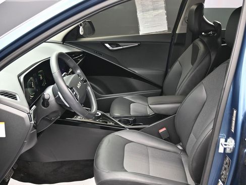 Used 2023 Kia Niro EX image 16