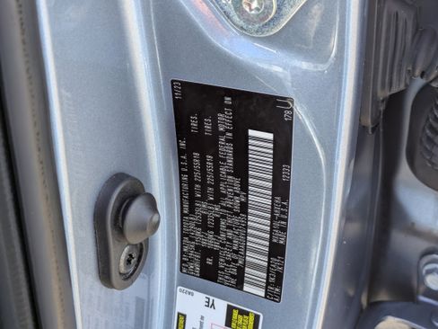 Used 2024 Toyota Corolla Cross XLE FWD image 32