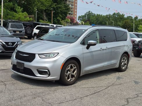 Used 2023 Chrysler Pacifica Limited FWD image 2