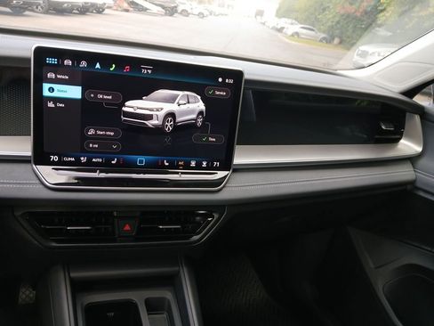 New 2025 Volkswagen Tiguan SE image 17