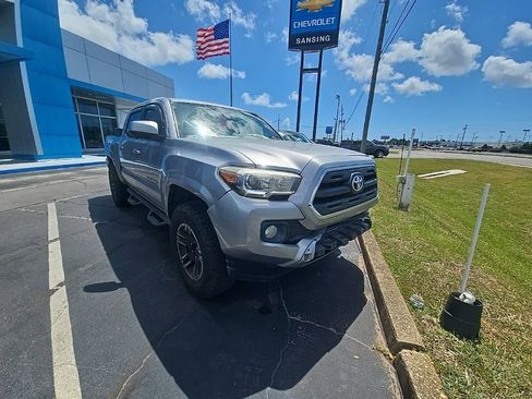 Used 2016 Toyota Tacoma SR5 w/ Towing Package image 3