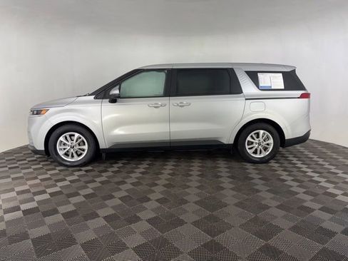 Used 2023 Kia Carnival LX image 5