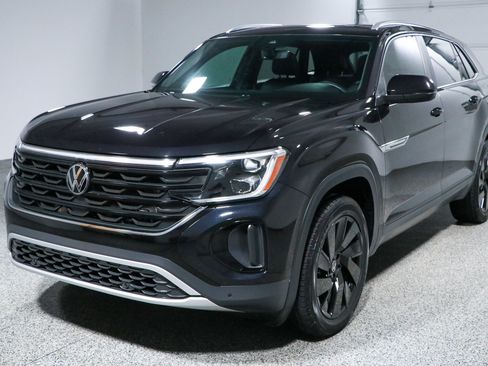Used 2024 Volkswagen Atlas Cross Sport SE FWD image 32