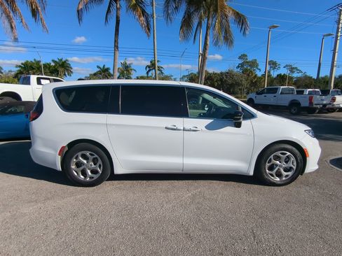 Used 2024 Chrysler Pacifica Limited image 4