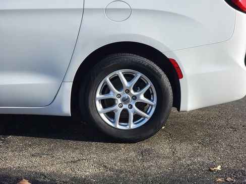 Used 2022 Chrysler Pacifica Touring-L image 12