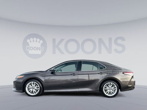 Used 2018 Toyota Camry XLE image 2