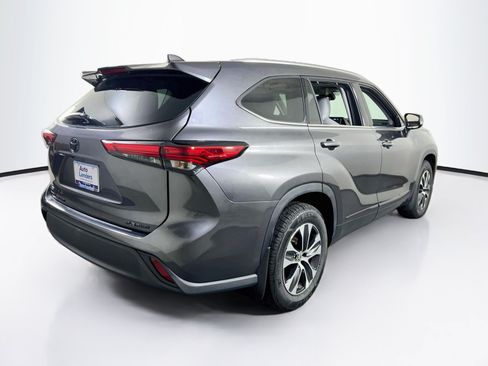 Used 2021 Toyota Highlander XLE AWD/4WD image 5