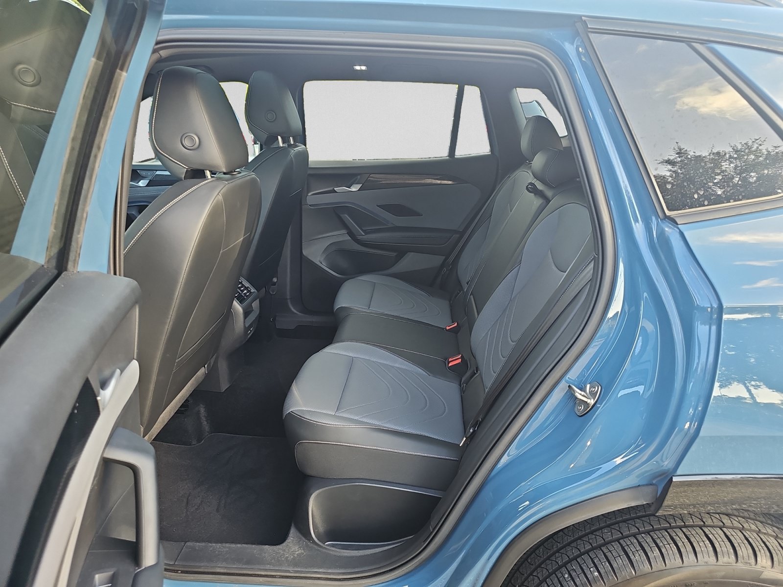 Used 2025 Volkswagen Tiguan SE R-Line AWD/4WD image 28