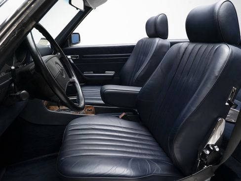 Used 1988 Mercedes-Benz 560 SL image 3