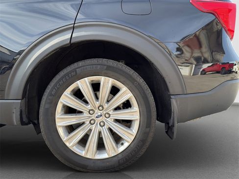 Used 2022 Ford Explorer Limited w/ Limited Technology Package image 12