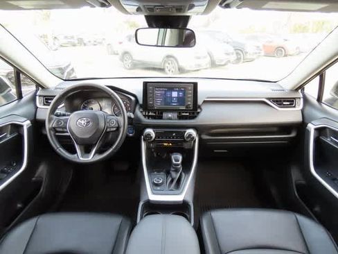 Used 2021 Toyota RAV4 XLE Premium image 17
