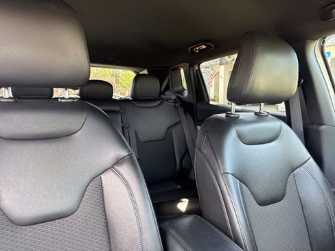 Used 2025 Jeep Compass Latitude image 12