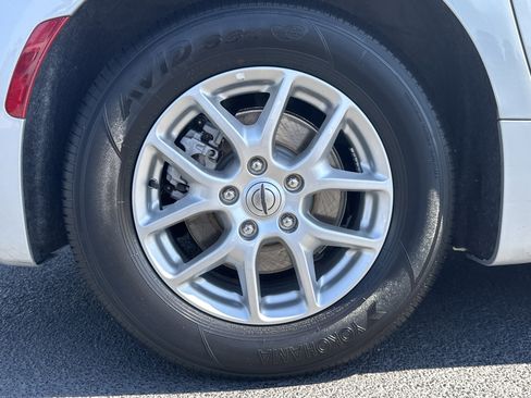 Used 2024 Chrysler Pacifica Touring-L image 19