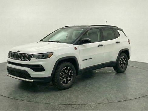 Used 2025 Jeep Compass Trailhawk AWD/4WD image 3