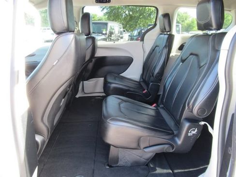 Used 2023 Chrysler Pacifica Touring-L FWD image 31