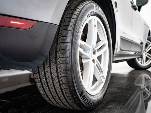 Certified 2018 Porsche Macan image 46