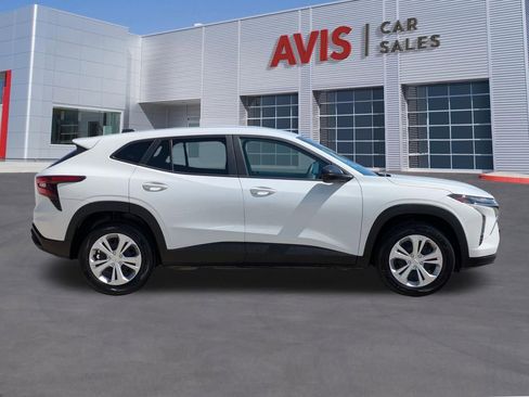 Used 2025 Chevrolet Trax LS FWD image 4