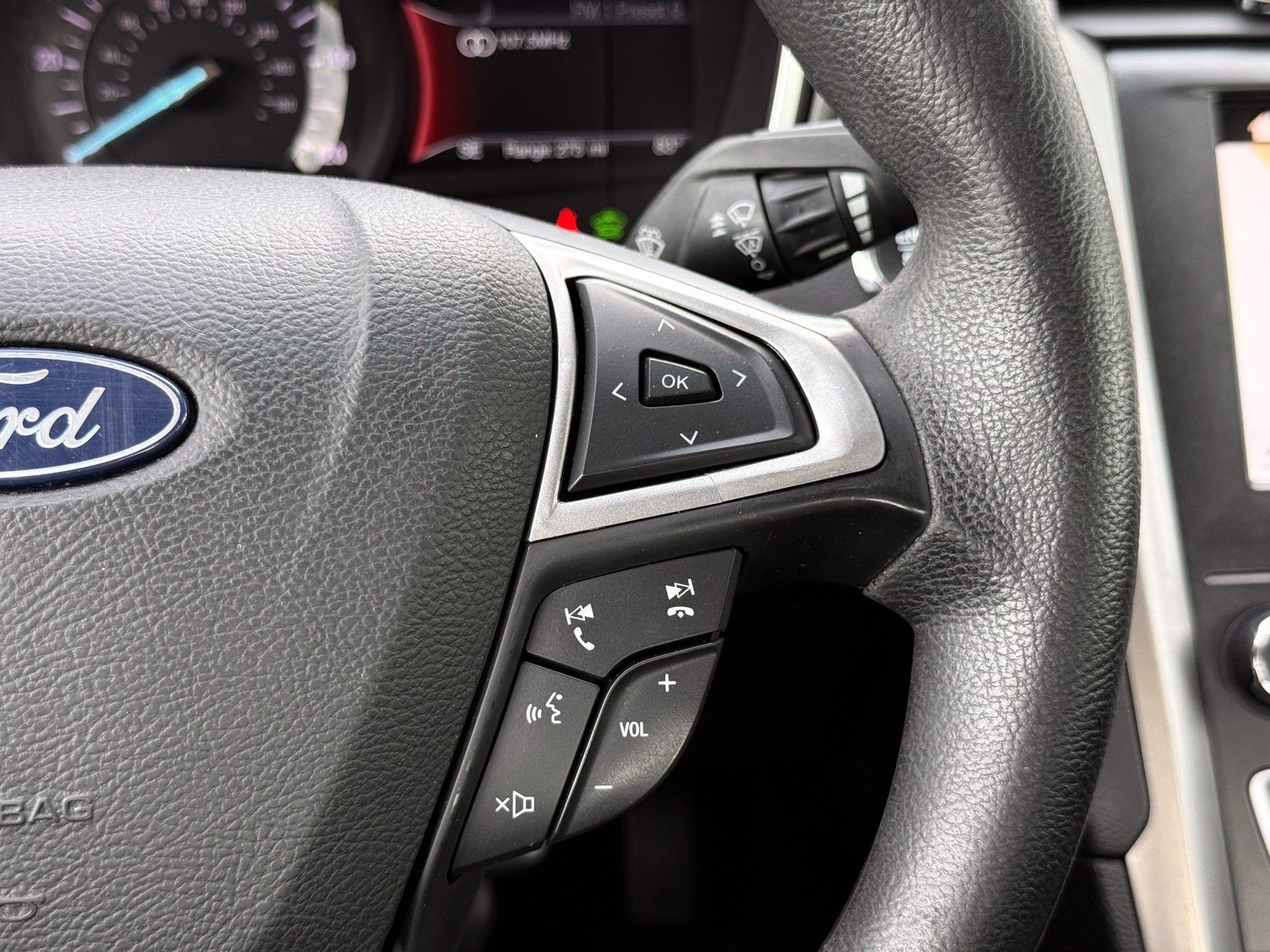 Used 2019 Ford Fusion SE FWD image 28