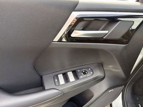 Used 2025 Mitsubishi Outlander ES AWD/4WD image 16
