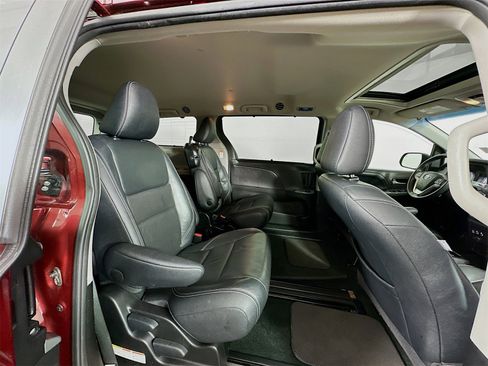 Used 2016 Toyota Sienna L image 30