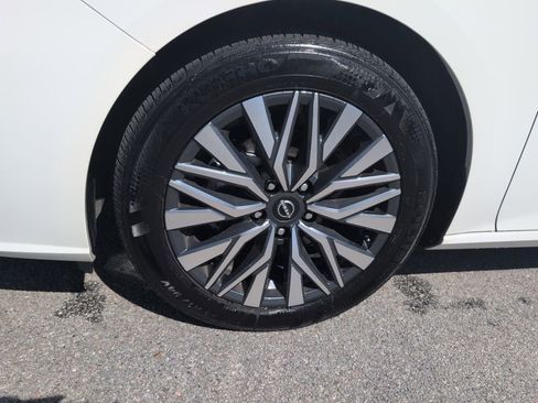 Used 2025 Nissan Altima 2.5 SV image 13