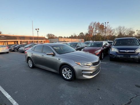 Used 2018 Kia Optima LX image 3
