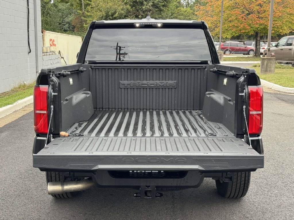 Used 2025 Toyota Tacoma SR5 AWD/4WD image 17