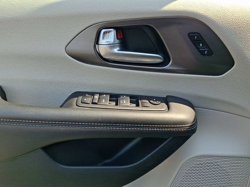 Used 2024 Chrysler Pacifica Touring-L FWD image 10