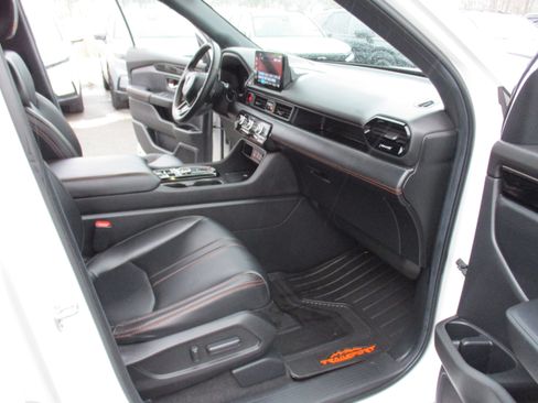 Certified 2025 Honda Pilot TrailSport image 16