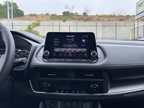 Used 2025 Nissan Rogue SV FWD image 17