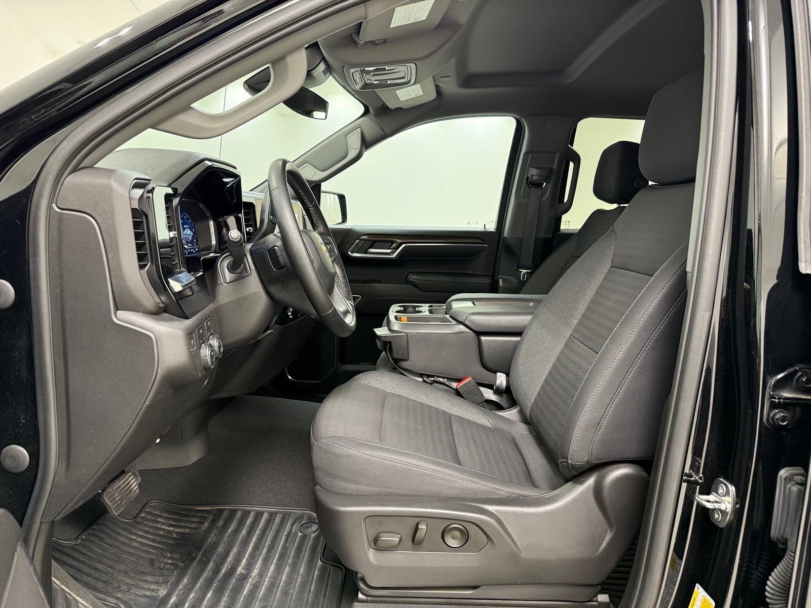Used 2023 Chevrolet Silverado 1500 LT AWD/4WD image 16