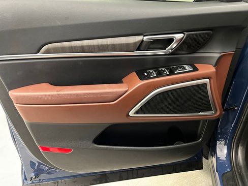 Used 2024 Kia Telluride EX w/ EX Captain's Chair Package image 11