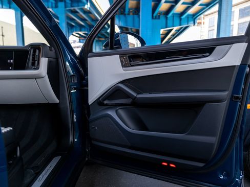 Certified 2025 Porsche Cayenne AWD/4WD image 43