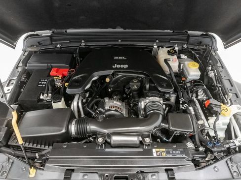 Used 2019 Jeep Wrangler Unlimited Sahara AWD/4WD image 3