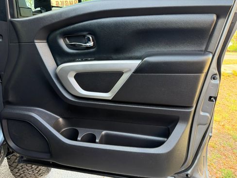 Used 2017 Nissan Titan SV AWD/4WD image 25