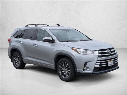 Used 2017 Toyota Highlander XLE image 3