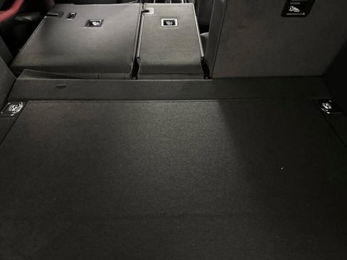 Certified 2025 Porsche Macan image 32