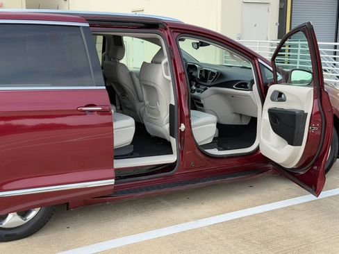 Used 2018 Chrysler Pacifica Touring-L FWD image 19