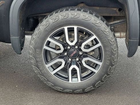 Used 2023 GMC Sierra 1500 AT4 w/ Technology Package AWD/4WD image 10