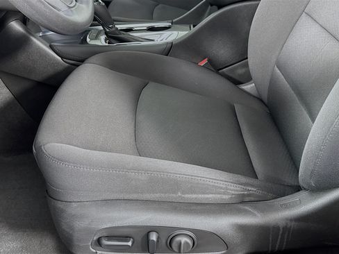 Used 2017 Chevrolet Malibu LT FWD image 17