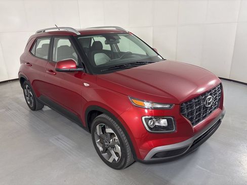Used 2025 Hyundai Venue SEL FWD image 2