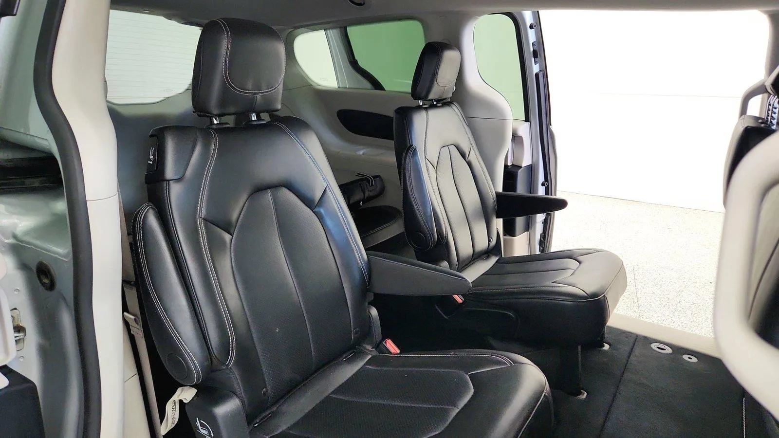 Used 2024 Chrysler Pacifica Touring-L FWD image 31