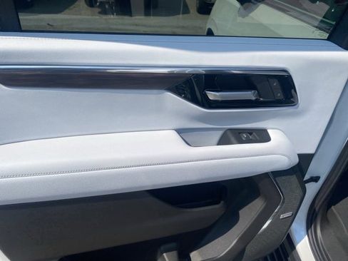 New 2025 Chevrolet Suburban Premier image 12