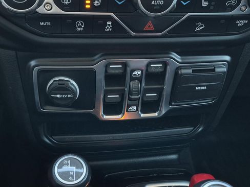 Used 2019 Jeep Wrangler Unlimited Sahara w/ Uconnect 4C Nav & Sound Group AWD/4WD image 29
