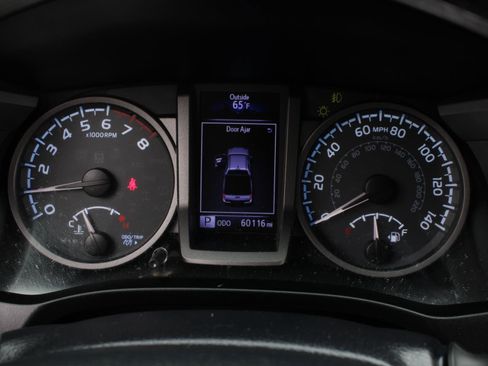 Used 2017 Toyota Tacoma TRD Off-Road w/ Tow Package (A/T) AWD/4WD image 10