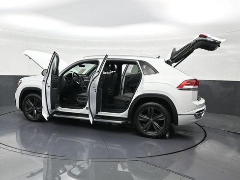 Used 2020 Volkswagen Atlas Cross Sport SE w/ Panoramic Sunroof Package image 39