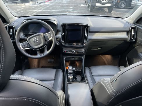 Used 2025 Volvo XC40 B5 Plus image 33