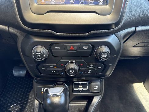 Used 2018 Jeep Renegade Trailhawk AWD/4WD image 23